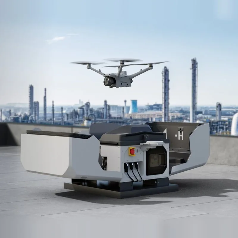 Дрон DJI Matrice 4D над док-станцией DJI Dock 3 на крыше промышленного предприятия