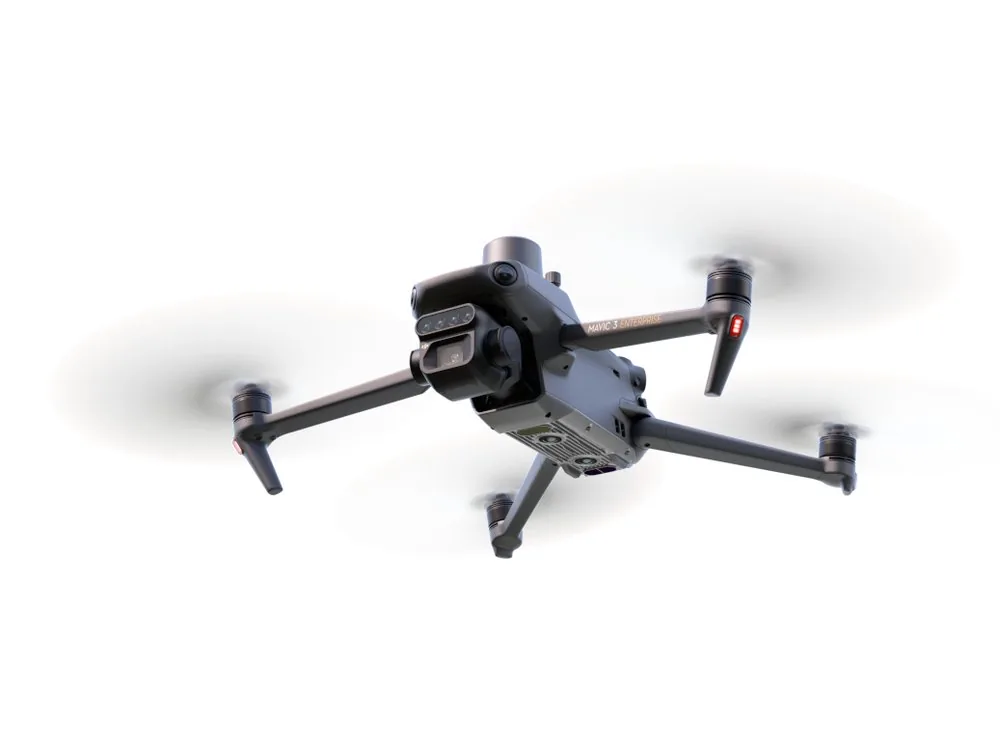 DJI Mavic 3 Multispectral, в полёте, вид сбоку
