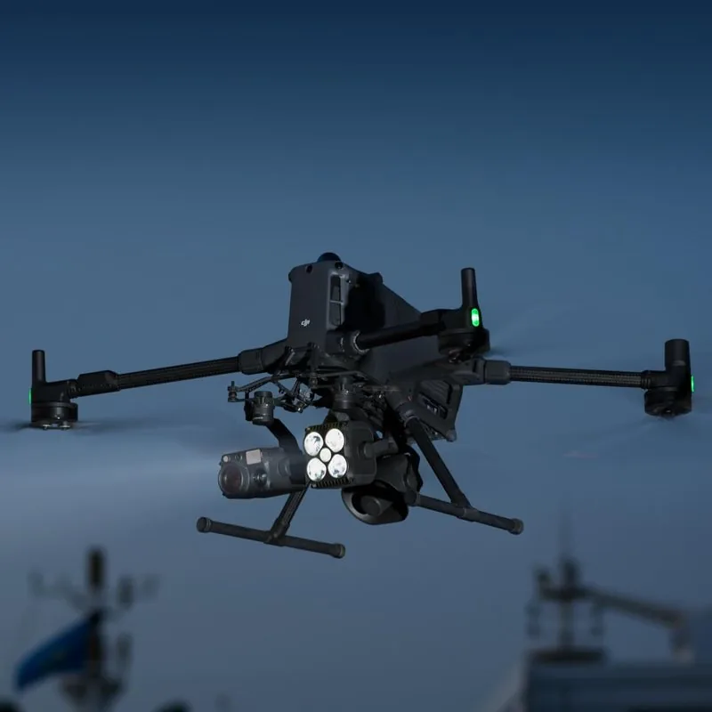 Дрон DJI Matrice с прожектором в ночном полёте