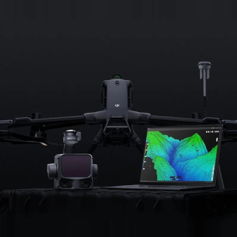 Дрон DJI Matrice 400 с лидаром Zenmuse L3 и облаком точек на ноутбуке